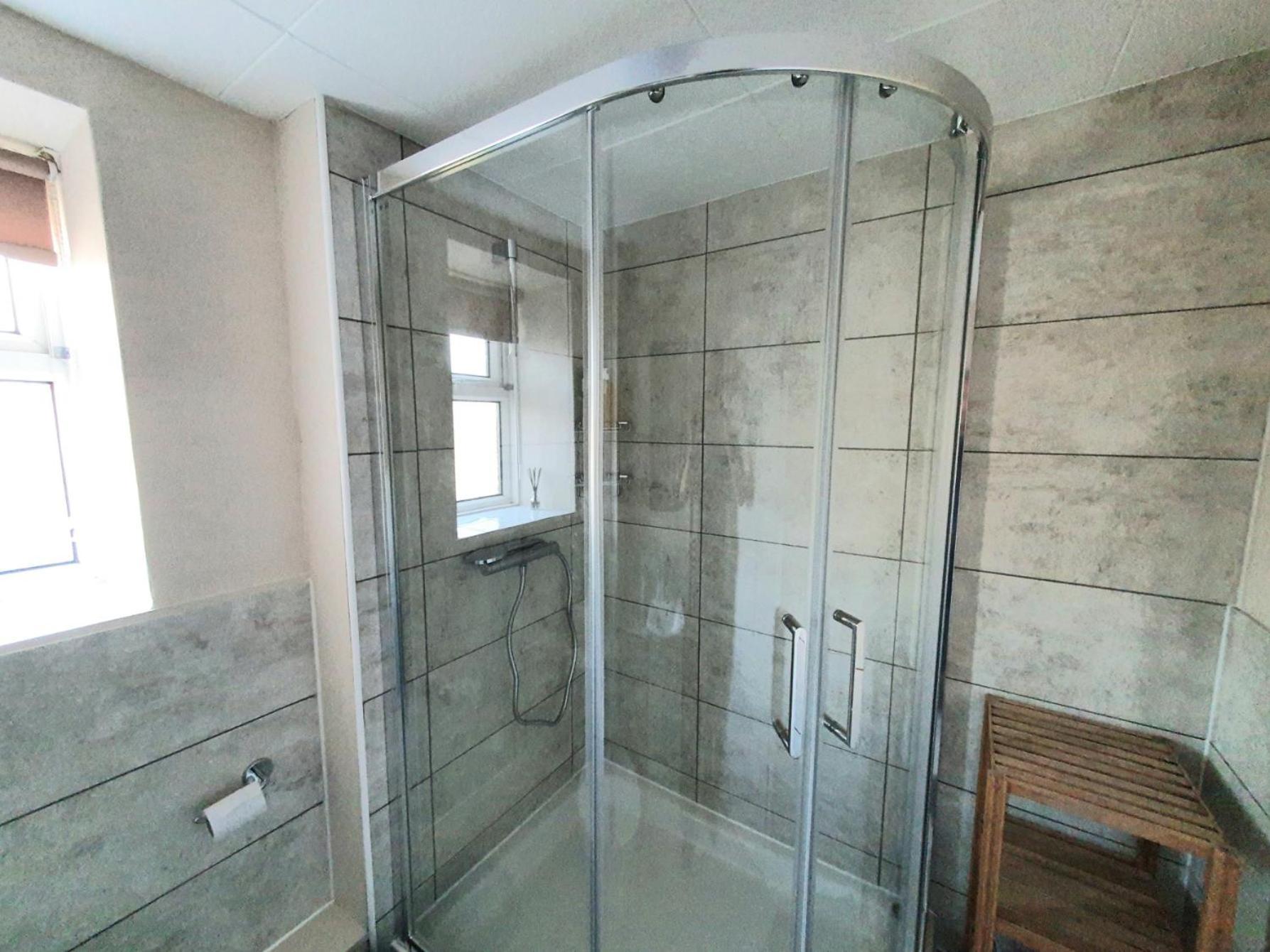 Wentworth Apartment With 2 Bedrooms, Superfast Wi-Fi And Parking 锡廷伯恩 外观 照片